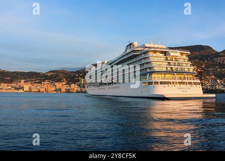 Port Hercule, Monaco. Oktober 2024: Zwischenstopp auf dem wunderschönen Kreuzfahrtschiff VIKING STAR in Monaco. Im April war das Luxusschiff das erste, das die Kreuzfahrtsaison in Monte-Carlo, einem Teil der französischen Riviera, eröffnete. Das elegante Schiff in Menschengröße ist das führende und erste Schiff der gleichnamigen Klasse der Passagierschiffe von Viking Ocean Cruises. Seit 2022 haben die monegassischen Behörden beschlossen, die Größe der Schiffe, die in der Stadt willkommen sind, zu begrenzen (nur Luxus- und Premium-Kreuzfahrtlinien) und die Zwischenstopps im weltberühmten Fürstentum von 165 Besuchen im Jahr 2019 auf 117 im Jahr 2024 zu reduzieren. Quelle: Kevin Izorce/Alamy Live News Stockfoto