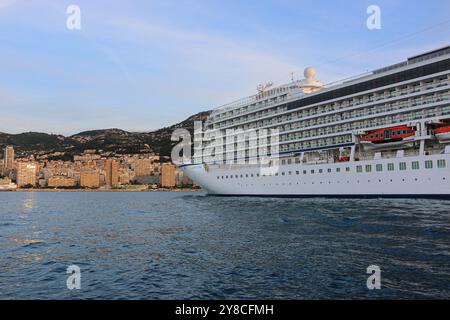 Port Hercule, Monaco. Oktober 2024: Zwischenstopp auf dem wunderschönen Kreuzfahrtschiff VIKING STAR in Monaco. Im April war das Luxusschiff das erste, das die Kreuzfahrtsaison in Monte-Carlo, einem Teil der französischen Riviera, eröffnete. Das elegante Schiff in Menschengröße ist das führende und erste Schiff der gleichnamigen Klasse der Passagierschiffe von Viking Ocean Cruises. Seit 2022 haben die monegassischen Behörden beschlossen, die Größe der Schiffe, die in der Stadt willkommen sind, zu begrenzen (nur Luxus- und Premium-Kreuzfahrtlinien) und die Zwischenstopps im weltberühmten Fürstentum von 165 Besuchen im Jahr 2019 auf 117 im Jahr 2024 zu reduzieren. Quelle: Kevin Izorce/Alamy Live News Stockfoto