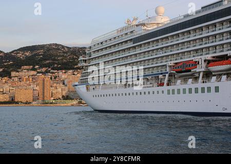 Port Hercule, Monaco. Oktober 2024: Zwischenstopp auf dem wunderschönen Kreuzfahrtschiff VIKING STAR in Monaco. Im April war das Luxusschiff das erste, das die Kreuzfahrtsaison in Monte-Carlo, einem Teil der französischen Riviera, eröffnete. Das elegante Schiff in Menschengröße ist das führende und erste Schiff der gleichnamigen Klasse der Passagierschiffe von Viking Ocean Cruises. Seit 2022 haben die monegassischen Behörden beschlossen, die Größe der Schiffe, die in der Stadt willkommen sind, zu begrenzen (nur Luxus- und Premium-Kreuzfahrtlinien) und die Zwischenstopps im weltberühmten Fürstentum von 165 Besuchen im Jahr 2019 auf 117 im Jahr 2024 zu reduzieren. Quelle: Kevin Izorce/Alamy Live News Stockfoto