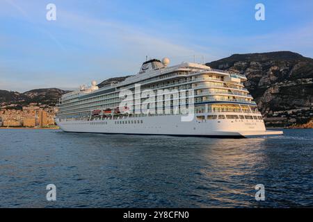 Port Hercule, Monaco. Oktober 2024: Zwischenstopp auf dem wunderschönen Kreuzfahrtschiff VIKING STAR in Monaco. Im April war das Luxusschiff das erste, das die Kreuzfahrtsaison in Monte-Carlo, einem Teil der französischen Riviera, eröffnete. Das elegante Schiff in Menschengröße ist das führende und erste Schiff der gleichnamigen Klasse der Passagierschiffe von Viking Ocean Cruises. Seit 2022 haben die monegassischen Behörden beschlossen, die Größe der Schiffe, die in der Stadt willkommen sind, zu begrenzen (nur Luxus- und Premium-Kreuzfahrtlinien) und die Zwischenstopps im weltberühmten Fürstentum von 165 Besuchen im Jahr 2019 auf 117 im Jahr 2024 zu reduzieren. Quelle: Kevin Izorce/Alamy Live News Stockfoto