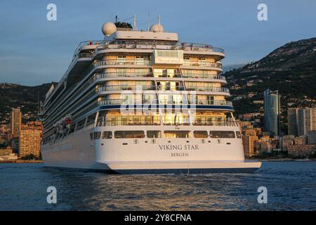 Port Hercule, Monaco. Oktober 2024: Zwischenstopp auf dem wunderschönen Kreuzfahrtschiff VIKING STAR in Monaco. Im April war das Luxusschiff das erste, das die Kreuzfahrtsaison in Monte-Carlo, einem Teil der französischen Riviera, eröffnete. Das elegante Schiff in Menschengröße ist das führende und erste Schiff der gleichnamigen Klasse der Passagierschiffe von Viking Ocean Cruises. Seit 2022 haben die monegassischen Behörden beschlossen, die Größe der Schiffe, die in der Stadt willkommen sind, zu begrenzen (nur Luxus- und Premium-Kreuzfahrtlinien) und die Zwischenstopps im weltberühmten Fürstentum von 165 Besuchen im Jahr 2019 auf 117 im Jahr 2024 zu reduzieren. Quelle: Kevin Izorce/Alamy Live News Stockfoto