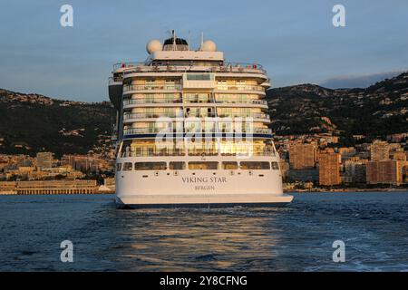 Port Hercule, Monaco. Oktober 2024: Zwischenstopp auf dem wunderschönen Kreuzfahrtschiff VIKING STAR in Monaco. Im April war das Luxusschiff das erste, das die Kreuzfahrtsaison in Monte-Carlo, einem Teil der französischen Riviera, eröffnete. Das elegante Schiff in Menschengröße ist das führende und erste Schiff der gleichnamigen Klasse der Passagierschiffe von Viking Ocean Cruises. Seit 2022 haben die monegassischen Behörden beschlossen, die Größe der Schiffe, die in der Stadt willkommen sind, zu begrenzen (nur Luxus- und Premium-Kreuzfahrtlinien) und die Zwischenstopps im weltberühmten Fürstentum von 165 Besuchen im Jahr 2019 auf 117 im Jahr 2024 zu reduzieren. Quelle: Kevin Izorce/Alamy Live News Stockfoto