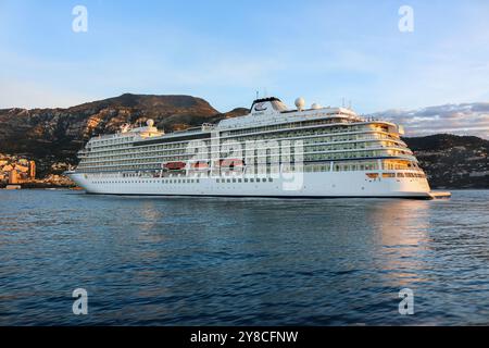 Port Hercule, Monaco. Oktober 2024: Zwischenstopp auf dem wunderschönen Kreuzfahrtschiff VIKING STAR in Monaco. Im April war das Luxusschiff das erste, das die Kreuzfahrtsaison in Monte-Carlo, einem Teil der französischen Riviera, eröffnete. Das elegante Schiff in Menschengröße ist das führende und erste Schiff der gleichnamigen Klasse der Passagierschiffe von Viking Ocean Cruises. Seit 2022 haben die monegassischen Behörden beschlossen, die Größe der Schiffe, die in der Stadt willkommen sind, zu begrenzen (nur Luxus- und Premium-Kreuzfahrtlinien) und die Zwischenstopps im weltberühmten Fürstentum von 165 Besuchen im Jahr 2019 auf 117 im Jahr 2024 zu reduzieren. Quelle: Kevin Izorce/Alamy Live News Stockfoto