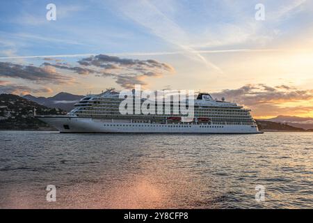 Port Hercule, Monaco. Oktober 2024: Zwischenstopp auf dem wunderschönen Kreuzfahrtschiff VIKING STAR in Monaco. Im April war das Luxusschiff das erste, das die Kreuzfahrtsaison in Monte-Carlo, einem Teil der französischen Riviera, eröffnete. Das elegante Schiff in Menschengröße ist das führende und erste Schiff der gleichnamigen Klasse der Passagierschiffe von Viking Ocean Cruises. Seit 2022 haben die monegassischen Behörden beschlossen, die Größe der Schiffe, die in der Stadt willkommen sind, zu begrenzen (nur Luxus- und Premium-Kreuzfahrtlinien) und die Zwischenstopps im weltberühmten Fürstentum von 165 Besuchen im Jahr 2019 auf 117 im Jahr 2024 zu reduzieren. Quelle: Kevin Izorce/Alamy Live News Stockfoto