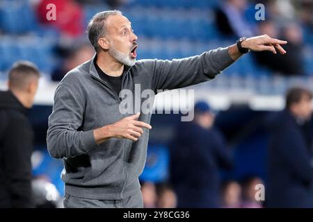 Sinsheim, Deutschland. Oktober 2024. Pellegrino Matarazzo (Rino, Trainer, Cheftrainer, Hoffenheim), gibt Anweisungen, gestikuliert, mit den Armen gestikulieren, Einzelbild, Einzelfoto, Aktion, Aktion, 03.10.2024, Sinsheim (Deutschland), Fussball, UEFA Europa League, Gruppenphase, TSG 1899 HOFFENHEIM - DYNAMO KIEW, VORSCHRIFTEN VERBIETEN DIE VERWENDUNG VON FOTOGRAFIEN ALS BILDSEQUENZEN UND/ODER QUASI-VIDEO. Quelle: dpa/Alamy Live News Stockfoto