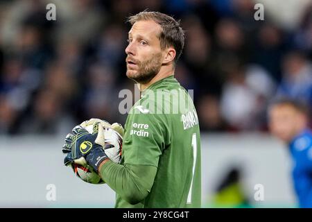 Sinsheim, Deutschland. Oktober 2024. Oliver Baumann (Torwart, Hoffenheim, 1), am Ball, Einzelbild, Einzelfoto, Aktion, 03.10.2024, Sinsheim (Deutschland), Fussball, UEFA Europa League, Gruppenphase, TSG 1899 Hoffenheim - Dynamo Kiew, VORSCHRIFTEN VERBIETEN DIE VERWENDUNG VON FOTOS ALS BILDSEQUENZEN UND/ODER QUASI-VIDEO. Quelle: dpa/Alamy Live News Stockfoto