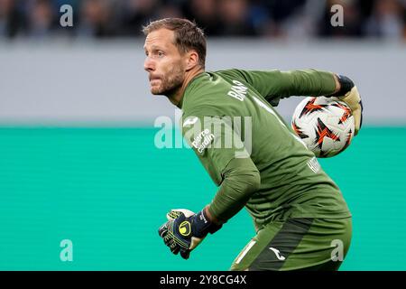 Sinsheim, Deutschland. Oktober 2024. Oliver Baumann (Torwart, Hoffenheim, 1), am Ball, Einzelbild, Einzelfoto, Aktion, 03.10.2024, Sinsheim (Deutschland), Fussball, UEFA Europa League, Gruppenphase, TSG 1899 Hoffenheim - Dynamo Kiew, VORSCHRIFTEN VERBIETEN DIE VERWENDUNG VON FOTOS ALS BILDSEQUENZEN UND/ODER QUASI-VIDEO. Quelle: dpa/Alamy Live News Stockfoto