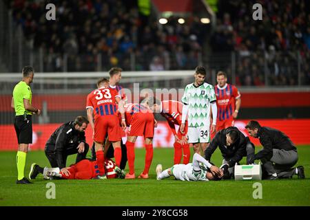 Heidenheim, Deutschland. Oktober 2024. Zusammenprall nach Kopfballduell Zweikampf Aktion Sirlod Conteh 1. FC Heidenheim 1846 FCH (31) Ahmet Muhamedbegovic NK Olimpija LjublJjana (17) verletzt Verletzung am Boden Betreuer Schiedsrichter Schiedsrichter Enea Jorgji, 1. FC Heidenheim 1846 gegen Olimpija Ljubljana, Fußball, UEFA Conference League, Spieltag 1, Saison 2024/25, 03.10.2024 Foto: Eibner-Pressefoto/Michael Weber Credit: dpa/Alamy Live News Stockfoto