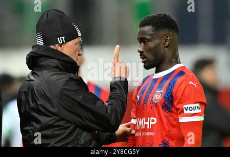 Heidenheim, Deutschland. Oktober 2024. Zusammenprall nach Kopfballduell Zweikampf Aktion Sirlod Conteh 1. FC Heidenheim 1846 FCH (31) verletzt Verletzung Test Betreuer, 1. FC Heidenheim 1846 gegen Olimpija Ljubljana, Fußball, UEFA Conference League, Spieltag 1, Saison 2024/25, 03.10.2024 Foto: Eibner-Pressefoto/Michael Weber Credit: dpa/Alamy Live News Stockfoto