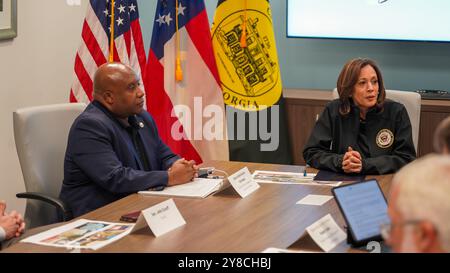 Augusta, Usa. Oktober 2024. U. S Vizepräsidentin Kamala Harris, rechts, und der stellvertretende FEMA-Administrator Erik Hooks, links, hören während eines Briefings über die Soforthilfe- und Erholungsbemühungen nach dem Hurrikan Helene am 2. Oktober 2024 in Augusta, Georgia. Quelle: Gregory Wayne/FEMA/Alamy Live News Stockfoto