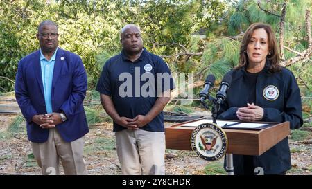 Augusta, Usa. Oktober 2024. U. S Vice President Kamala Harris, rechts, hält Ausführungen zusammen mit dem stellvertretenden FEMA-Administrator Erik Hooks, Center, und Bürgermeister Garnett Johnson, links, nachdem er die Gemeinde Damage Meadowbrook besucht hatte, während der Hilfs- und Erholungsbemühungen nach dem Hurrikan Helene vom 2. Oktober 2024 in Augusta, Georgia. Quelle: Gregory Wayne/FEMA/Alamy Live News Stockfoto