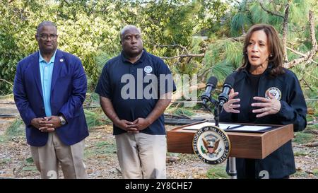 Augusta, Usa. Oktober 2024. U. S Vice President Kamala Harris, rechts, hält Ausführungen zusammen mit dem stellvertretenden FEMA-Administrator Erik Hooks, Center, und Bürgermeister Garnett Johnson, links, nachdem er die Gemeinde Damage Meadowbrook besucht hatte, während der Hilfs- und Erholungsbemühungen nach dem Hurrikan Helene vom 2. Oktober 2024 in Augusta, Georgia. Quelle: Gregory Wayne/FEMA/Alamy Live News Stockfoto