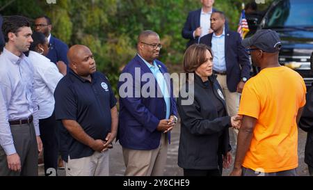 Augusta, Usa. Oktober 2024. U. S Vizepräsident Kamala Harris, Zentrum, begrüßt die Überlebenden des Hurrikans Helene, zusammen mit Bürgermeister Garnett Johnson, Zentrum, und FEMA-Stellvertretender Administrator Erik Hooks, links, im Meadowbrook, 2. Oktober 2024 in Augusta, Georgien. Quelle: Gregory Wayne/FEMA/Alamy Live News Stockfoto