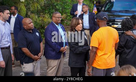 Augusta, Usa. Oktober 2024. U. S Vizepräsident Kamala Harris, Zentrum, begrüßt die Überlebenden des Hurrikans Helene, zusammen mit Bürgermeister Garnett Johnson, Zentrum, und FEMA-Stellvertretender Administrator Erik Hooks, links, im Meadowbrook, 2. Oktober 2024 in Augusta, Georgien. Quelle: Gregory Wayne/FEMA/Alamy Live News Stockfoto