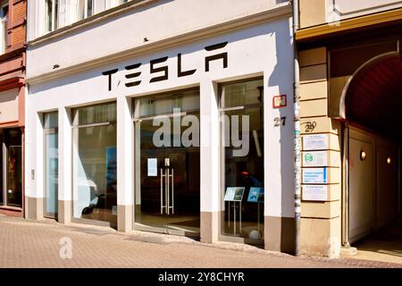 Heidelberg, Deutschland - 28. Juni 2024: Tesla Elektroauto-Showroom Pop-up-Store im Stadtzentrum Stockfoto