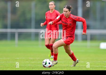 Aschheim, Deutschland. Oktober 2024. Laila Portella (FCB, 6) am Ball, 03.10.2024, Aschheim (Deutschland), Fussball, 2. DIE Frauen-Bundesliga, FC Bayern München II - VfL Bochum, DFB/DFL-VORSCHRIFTEN VERBIETEN JEDE VERWENDUNG VON FOTOGRAFIEN ALS BILDSEQUENZEN UND/ODER QUASI-VIDEO. Quelle: dpa/Alamy Live News Stockfoto