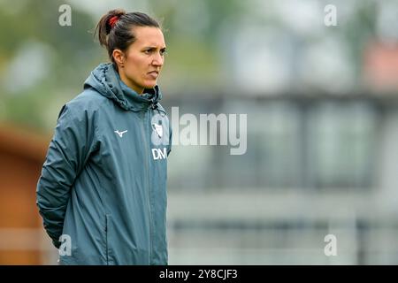 Aschheim, Deutschland. Oktober 2024. Trainerin Kyra Malinowski (Bochum) Einzelbild, Aktion, 03.10.2024, Aschheim (Deutschland), Fussball, 2. Frauen-Bundesliga, FC Bayern München II - VfL Bochum, DFB/DFL VORSCHRIFTEN VERBIETEN DIE VERWENDUNG VON FOTOGRAFIEN ALS BILDSEQUENZEN UND/ODER QUASI-VIDEO. Quelle: dpa/Alamy Live News Stockfoto