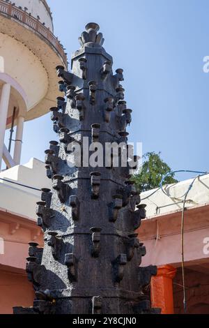 Antike südindische Tempelöllampen am Tempel Stockfoto