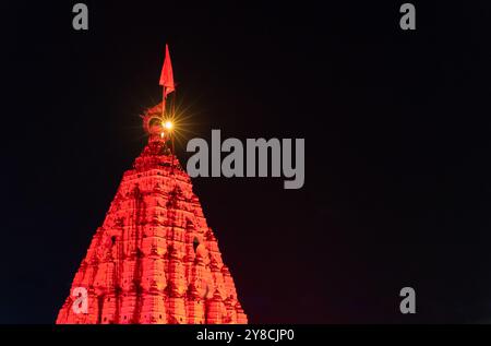 Die Kuppelarchitektur des heiligen hindutempels in farbenfrohem Licht bei Nacht wird im Mahakaleshwar-Mahakal-Tempel ujjain madhya pradesh indien aufgenommen. Stockfoto