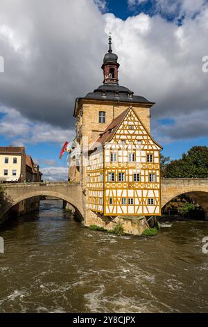 Bamberger Stadtblick, 03.101.2024 Alte Rathaus von Bamberg, das sich malerisch auf einer Brücke über die Regnitz erhebt. Das Fachwerk des Gebäudes, das auf einer künstlich angelegten Insel errichtet wurde, sticht durch seine gelben Balken hervor. Die Brücke verbindet die Altstadt mit dem anderen Ufer. Bamberg Bayern Deutschland *** Bamberger Stadtansicht, 03 101 2024 Bamberger altes Rathaus, das malerisch auf einer Brücke über die Regnitz erhebt. Die Fachwerkkonstruktion des auf einer künstlichen Insel errichteten Gebäudes zeichnet sich durch seine gelben Balken aus, mit denen die Brücke die Altstadt verbindet Stockfoto