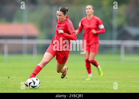 Aschheim, Deutschland. Oktober 2024. Laila Portella (FCB, 6) am Ball, 03.10.2024, Aschheim (Deutschland), Fussball, 2. DIE Frauen-Bundesliga, FC Bayern München II - VfL Bochum, DFB/DFL-VORSCHRIFTEN VERBIETEN JEDE VERWENDUNG VON FOTOGRAFIEN ALS BILDSEQUENZEN UND/ODER QUASI-VIDEO. Quelle: dpa/Alamy Live News Stockfoto