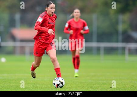 Aschheim, Deutschland. Oktober 2024. Laila Portella (FCB, 6) am Ball, 03.10.2024, Aschheim (Deutschland), Fussball, 2. DIE Frauen-Bundesliga, FC Bayern München II - VfL Bochum, DFB/DFL-VORSCHRIFTEN VERBIETEN JEDE VERWENDUNG VON FOTOGRAFIEN ALS BILDSEQUENZEN UND/ODER QUASI-VIDEO. Quelle: dpa/Alamy Live News Stockfoto