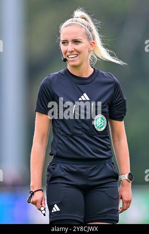 Aschheim, Deutschland. Oktober 2024. Julia Boike (Schiedsrichterin) Einzelbild, Aktion, 03.10.2024, Aschheim (Deutschland), Fussball, 2. Frauen-Bundesliga, FC Bayern München II - VfL Bochum, DFB/DFL VORSCHRIFTEN VERBIETEN DIE VERWENDUNG VON FOTOGRAFIEN ALS BILDSEQUENZEN UND/ODER QUASI-VIDEO. Quelle: dpa/Alamy Live News Stockfoto