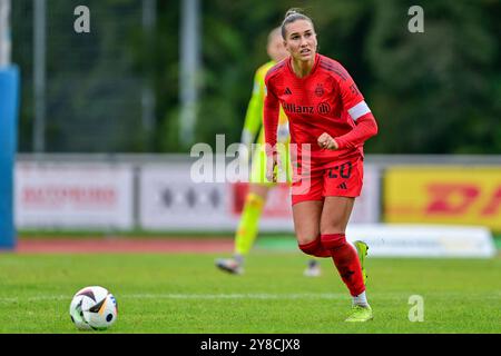 Aschheim, Deutschland. Oktober 2024. Jana Kappes (FCB, 20) am Ball, 03.10.2024, Aschheim (Deutschland), Fussball, 2. DIE Frauen-Bundesliga, FC Bayern München II - VfL Bochum, DFB/DFL-VORSCHRIFTEN VERBIETEN JEDE VERWENDUNG VON FOTOGRAFIEN ALS BILDSEQUENZEN UND/ODER QUASI-VIDEO. Quelle: dpa/Alamy Live News Stockfoto