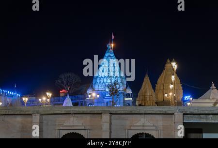 Die Kuppelarchitektur des heiligen hindutempels in farbenfrohem Licht bei Nacht wird im Mahakaleshwar-Mahakal-Tempel ujjain madhya pradesh indien aufgenommen. Stockfoto