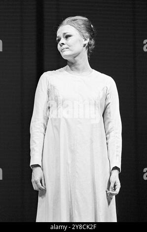 Judi Dench (Hermine) in der WINTERGESCHICHTE von Shakespeare bei der Royal Shakespeare Company (RSC), Aldwych Theatre, London WC2 02/07/1970 Design: Christopher Morley Beleuchtung: John Bradley Regie: Trevor Nunn Stockfoto