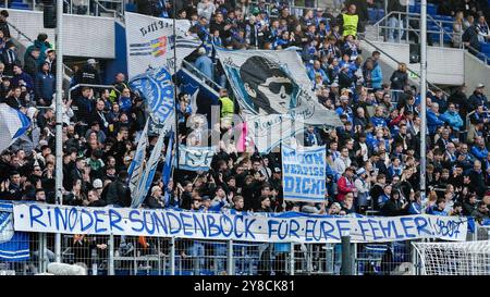 Die Fans der TSG 1899 Hoffenheim zeigen in der Fankurve ein Banner, Spruchband mit der Aufschrift: Rino der Sündenbock für eure Fehler, die aktive Fanszene zeigt Solidarität mit Pellegrino Matarazzo (Rino, Trainer, Cheftrainer, Hoffenheim, nicht im Bild), Protestaktion, Protestaktion, protestieren, Aktion, Aktion, Fans, Ultras Publikum, Zuschauer, Stimmung, Atmosphäre, Stadion, Fanblock, 03.10.2024, Sinsheim (Deutschland), Fussball, UEFA Europa League, Gruppenphase, TSG 1899 Hoffenheim - Dynamo Kiew, 03.10.2024, Sinsheim (Deutschland), Fussball, UEFA Europa League, Gruppenphase, TSG 1899 Hoffenheim Stockfoto