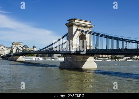 Kettenbrücke an der Donau: Budapests berühmte Kreuzung Stockfoto