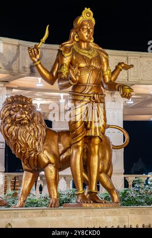 Die Götter des heiligen hindugottes im Freien bei Nacht aus verschiedenen Winkeln werden im Mahakaleshwar Mahakal Tempel Korridor ujjain madhya pradesh indien aufgenommen. Stockfoto