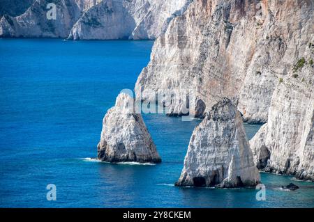 Felsige Felsvorsprünge und weiße Kreidespitzen an der Küste von Zante oder Zakynthos in Griechenland, weiße Kreidefelsen und Felsen mit dem Ionischen Meer von cairns. Stockfoto