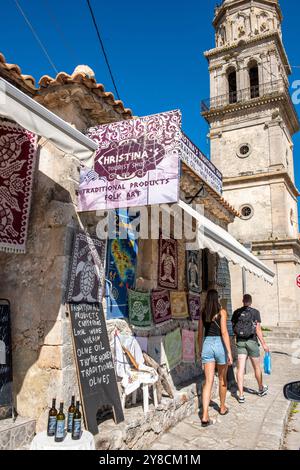 Junge Paare, die in Richtung der griechisch-orthodoxen Kirche agios Nikolaos mit ihrem interessanten Glockenturm oder Glockenturm auf der griechischen Insel Zakynthos laufen. Stockfoto