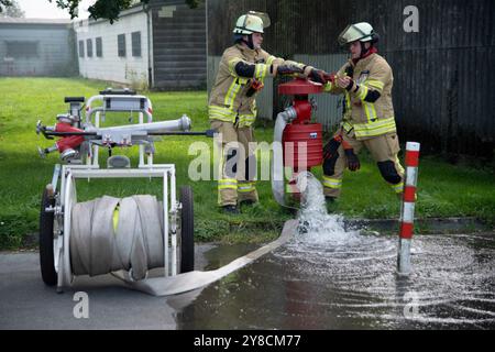 Düsseldorf, Deutschland. Oktober 2024. Feuerwehrleute öffnen Hydrant, Katastrophenschutzübung LOKI24 in Düsseldorf-Hubbelrath, 4. Oktober 2024, Quelle: dpa/Alamy Live News Stockfoto