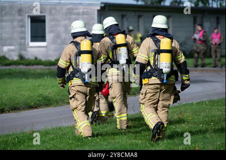 Düsseldorf, Deutschland. Oktober 2024. Feuerwehr mit Atemschutz, Katastrophenschutzübung LOKI24 in Düsseldorf-Hubbelrath, 04.10.2024, Credit: dpa/Alamy Live News Stockfoto