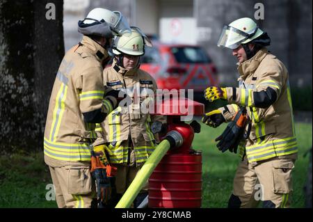 Düsseldorf, Deutschland. Oktober 2024. Feuerwehrleute betreiben Hydranten, Katastrophenschutzübung LOKI24 in Düsseldorf-Hubbelrath, 4. Oktober 2024, Quelle: dpa/Alamy Live News Stockfoto