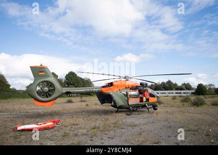 Düsseldorf, Deutschland. Oktober 2024. SAR-Rettungshubschrauber, Katastrophenschutzübung LOKI24 in Düsseldorf-Hubbelrath, 04.10.2024, Credit: dpa/Alamy Live News Stockfoto