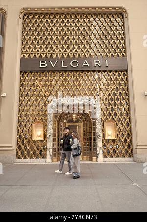 New York City, USA - 11. November 2023: Bvlgari oder Bulgari Markenlogo im Ladengeschäft in Manhattan Stockfoto