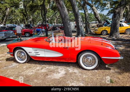 Gulfport, MS - 03. Oktober 2023: Hochperspektivische Seitenansicht eines 1958er Chevrolet Corvette Cabriolets auf einer lokalen Autoshow. Stockfoto