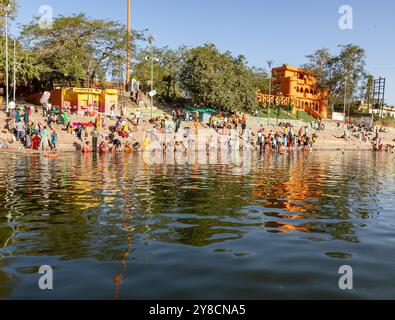 Am Vormittag wird ein flaches Bild am Shipra River ujjain madhya pradesh indien am 9. März 20 am shipra River ujjain aufgenommen Stockfoto