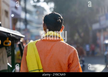 Hindu-Brahmin-Anhänger mit Haaren in Knoten oder Braid von hinten am Morgen Bild wurde am shipra River ujjain madhya pradesh indien am 09. März 2024 aufgenommen. Stockfoto