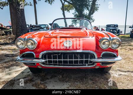 Gulfport, MS - 03. Oktober 2023: Hochperspektivische Vorderansicht eines 1958er Chevrolet Corvette Cabriolets auf einer lokalen Autoshow. Stockfoto