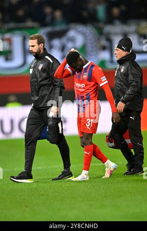 Heidenheim, Deutschland. Oktober 2024. Zusammenprall nach Kopfballduell Zweikampf Aktion Sirlod Conteh 1. FC Heidenheim 1846 FCH (31) verletzt Verletzung muss vom Platz Betreuer 1. FC Heidenheim 1846 FCH vs. Olimpija Ljubljana 03.10.2024 UEFA Conference League DFL-BESTIMMUNGEN VERBIETEN DIE VERWENDUNG VON FOTOS ALS BILDSEQUENZEN UND/ODER QUASI-VIDEO/dpa/Alamy Live News Stockfoto