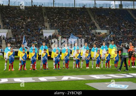 Sinsheim, Deutschland. Oktober 2024. Dynamo Kiew mit ukrainischen Flaggen, GER, TSG 1899 Hoffenheim vs. Dynamo Kiew, Fussball, UEFA Europa League, Spieltag 2, Saison 2024/2025, 03.10.2024 Foto: EIBNER/Florian Schust Credit: dpa/Alamy Live News Stockfoto