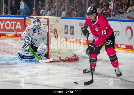 03.10.2024, Eishockey: Penny DEL, Saison 2024/2025, 06. Spieltag, Kölner Haie - Straubing Tigers in der Lanxess Arena in Köln. Louis-Marc Aubry (Koelner Haie, #15) naehert sich dem Tor von Florian Bugl (Straubing Tigers, #01). Foto: Kirchner-Media/TH Stockfoto