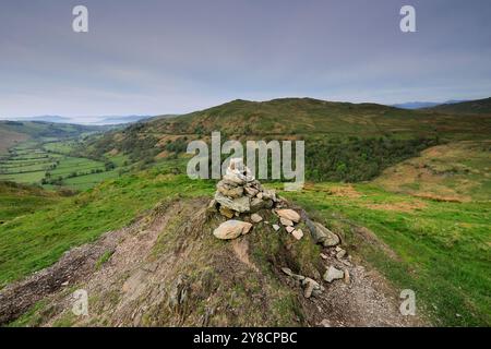 Blick auf den Summit Cairn of Troutbeck Tongue Fell, Troutbeck Valley, Lake District National Park; Cumbria; England; Großbritannien Stockfoto