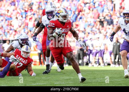 28. September 2024: Kansas Jayhawks Running Back Daniel Hishaw Jr. (9) spielt den Ball gegen die TCU Horned Frogs im GEHA Field im Arrowhead Stadium in Kansas City, MO. David Smith/CSM Stockfoto