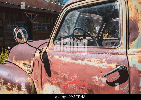 Verblasste Farbe an der Seite eines alten antiken Trucks, New Mexico, USA Stockfoto